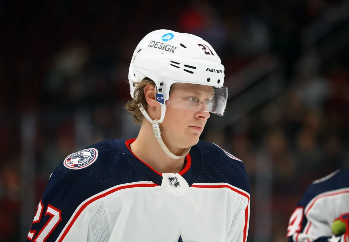 Que doit envoyer Kent Hughes à Columbus pour obtenir Adam Boqvist?