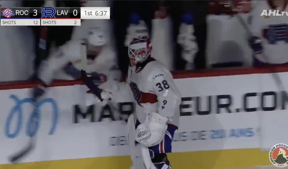 Vidéo: Le gardien du Rocket marque un but!