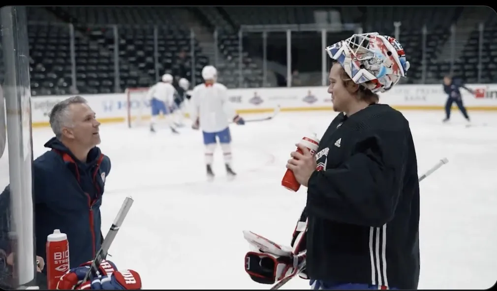 Martin St-Louis déteste parler français? Il parle en anglais avec Samuel Montembeault