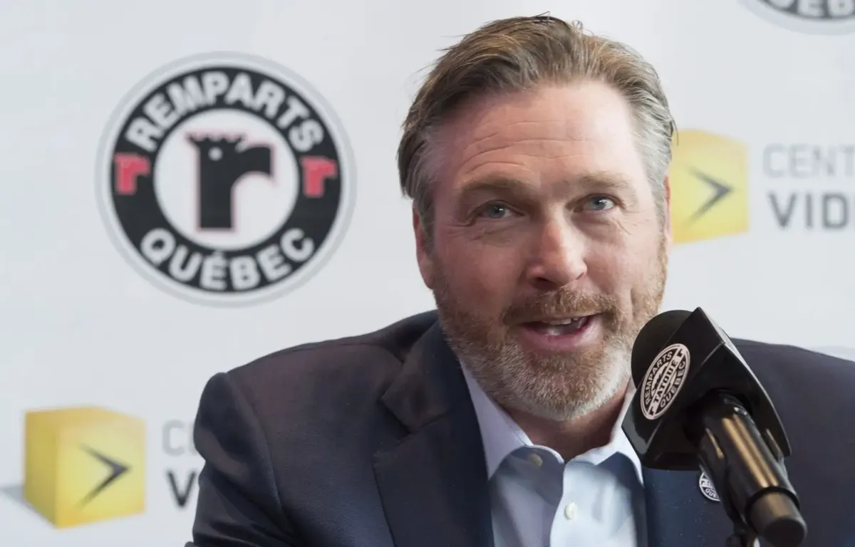 Patrick Roy est nommé entraîneur-chef des Islanders de New York.