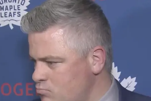 Le coach des Maple Leafs perd la tête devant les caméras