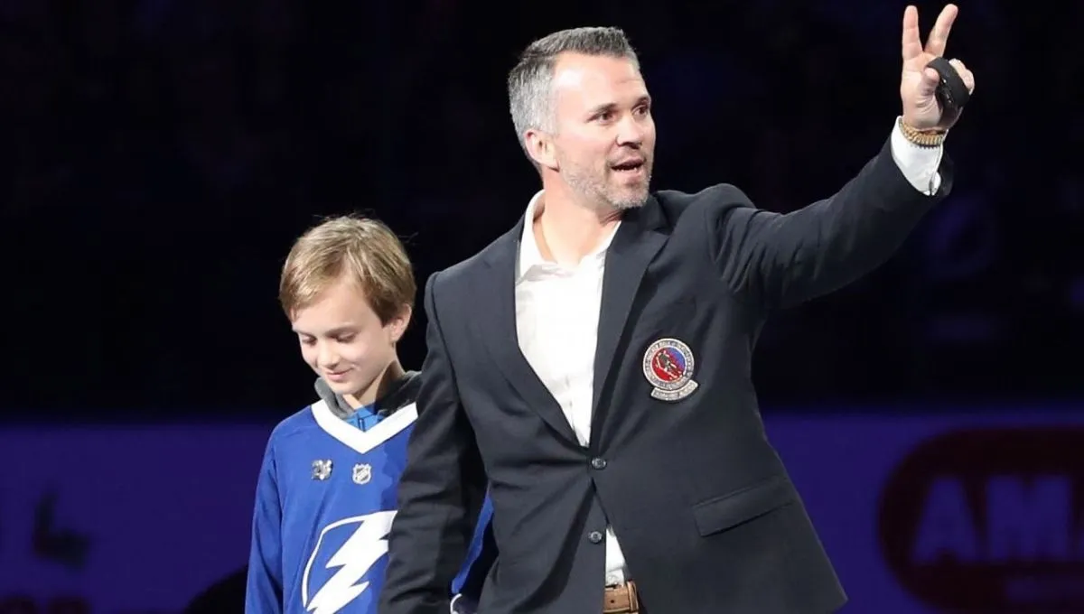 Kent Hughes les larmes aux yeux en serrant Martin St-Louis dans ses bras