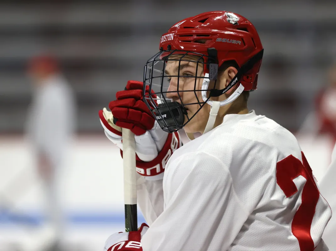 Lane Hutson joue au requin avec Kent Hughes