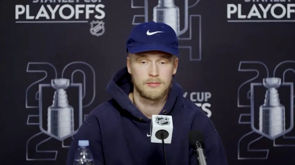 Elias Pettersson s'effondre en conférence de presse