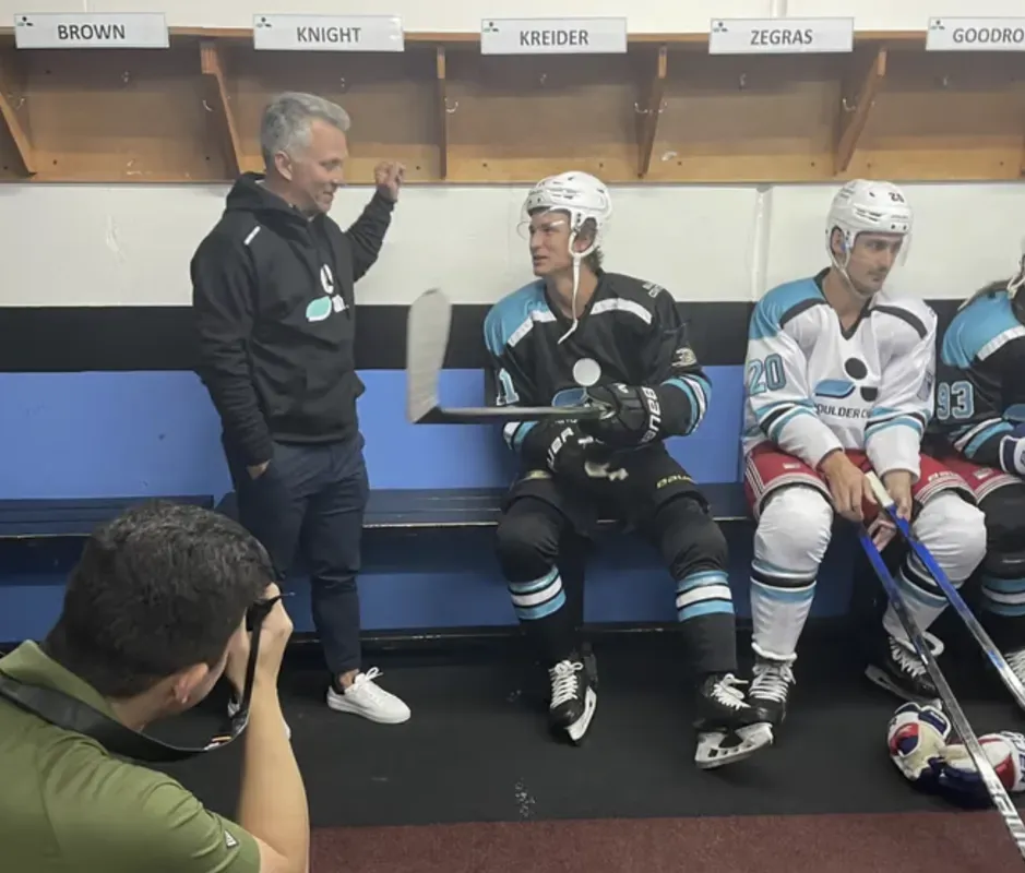 Martin St-Louis au gym avec Trevor Zegras: la radio de Québec fait jaser