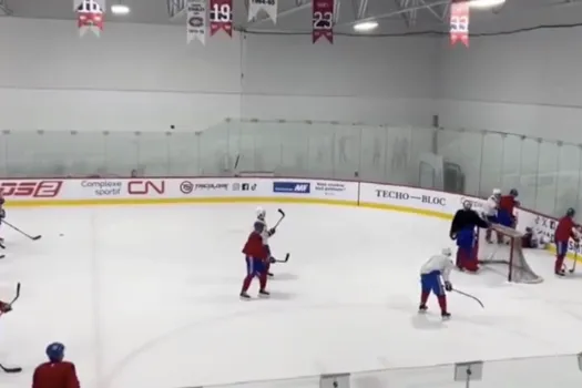 Brasse-camarade à l’entraînement: David Savard ramasse Michael Pezzetta, Patrik Laine intervient