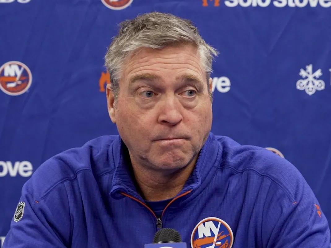 Patrick Roy visé par les fans des Islanders: l'inquiétude grandit à l'aréna