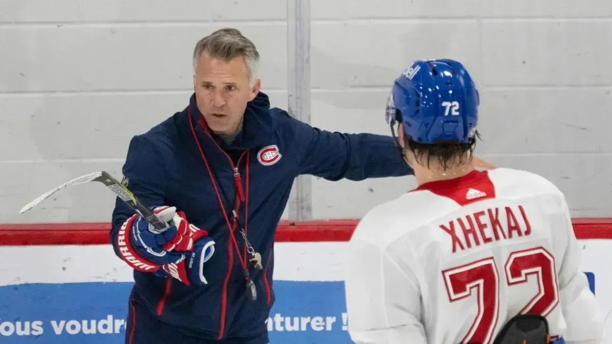 Scène tendue à l'entraînement: Martin St-Louis parle dans le casque d'Arber Xhekaj