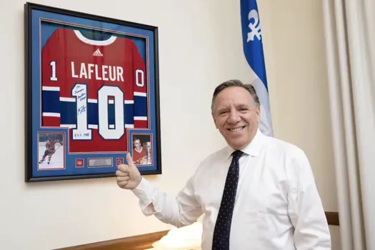 Chandails à 6000 dollars: François Legault pris la main dans le sac