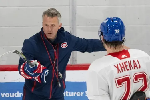 Scène tendue à l'entraînement: Martin St-Louis parle dans le casque d'Arber Xhekaj