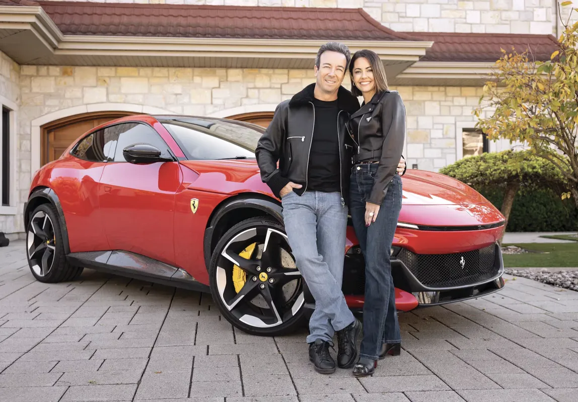 La femme de Luc Poirier fait jaser: une Ferrari rentre en pleine épicerie