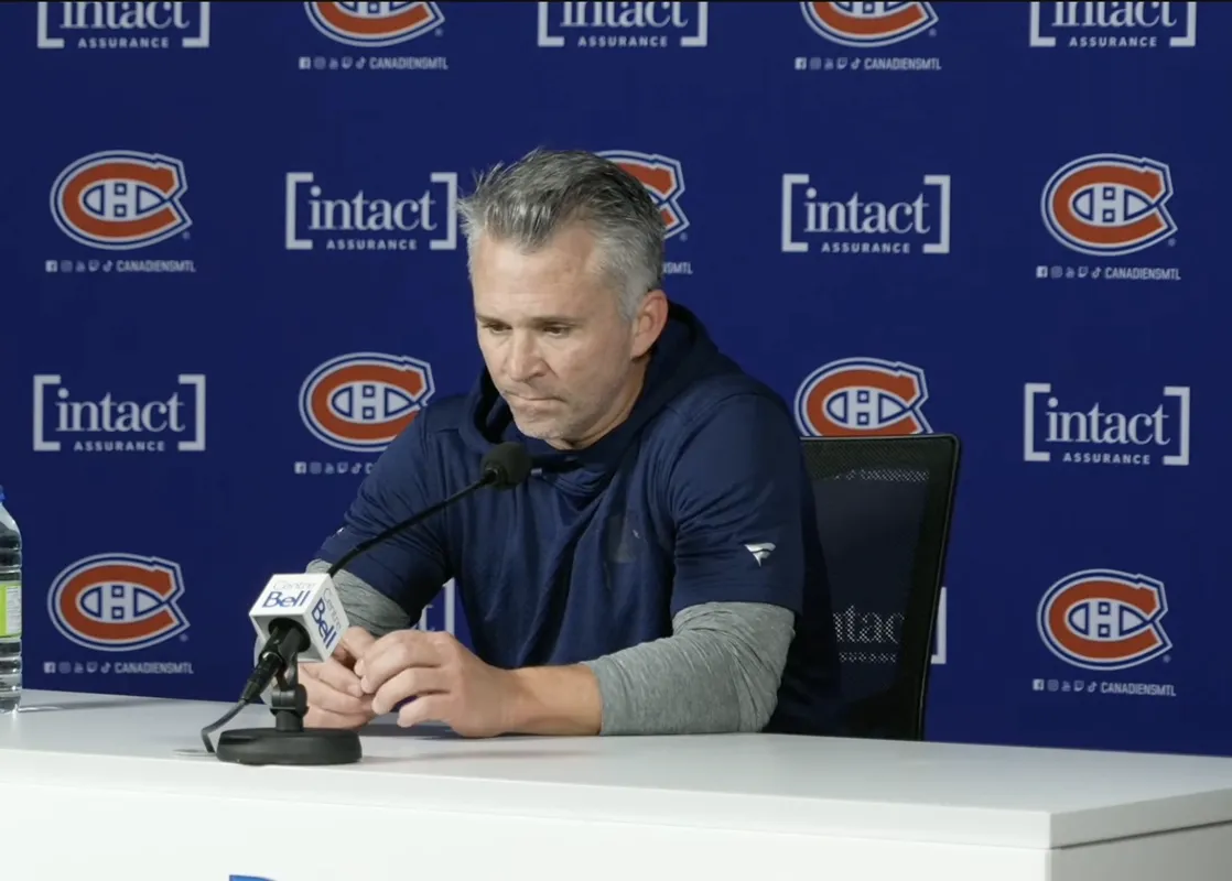 Martin St-Louis lance un dur message à Kent Hughes en conférence de presse