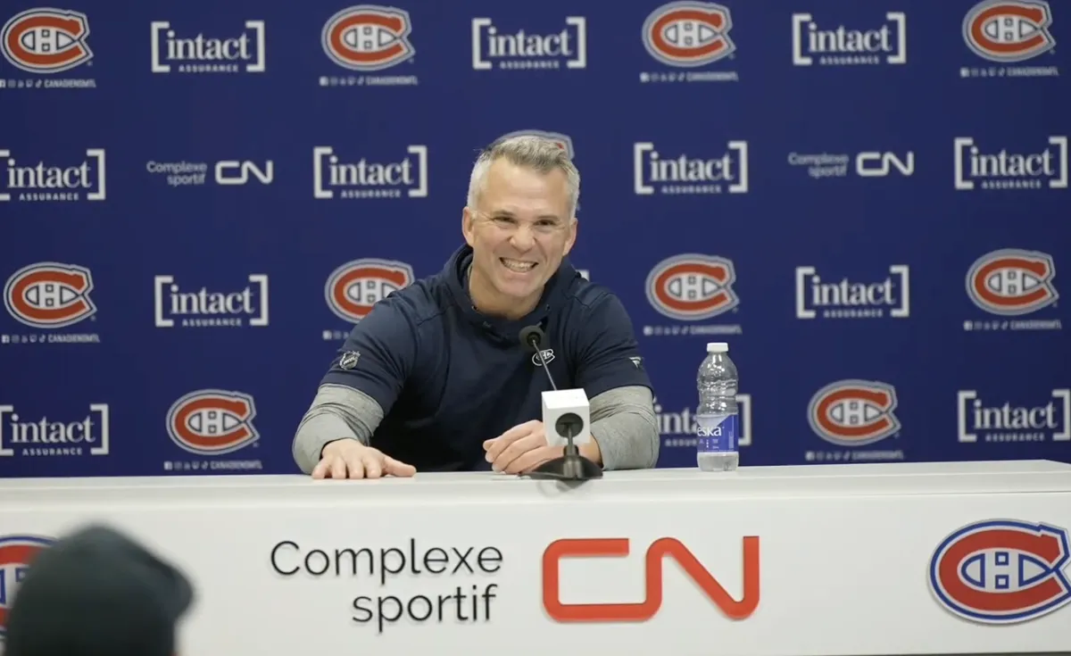 Martin St-Louis réchauffe la salle de presse: une blague sans pitié envers les journalistes