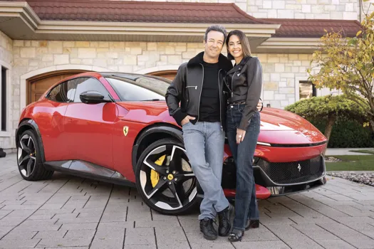 La femme de Luc Poirier fait jaser: une Ferrari rentre en pleine épicerie