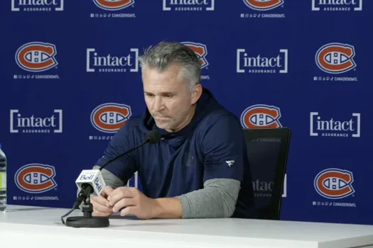 Martin St-Louis lance un dur message à Kent Hughes en conférence de presse