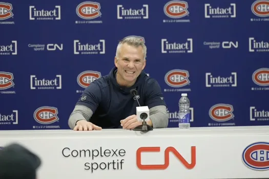 Martin St-Louis réchauffe la salle de presse: une blague sans pitié envers les journalistes