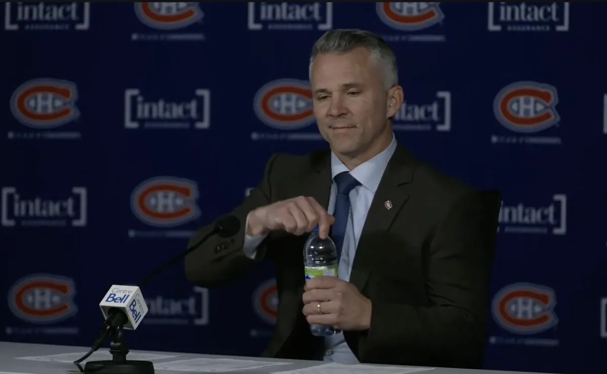 Un comportement inacceptable de Martin St-Louis en conférence de presse: le sourire de trop