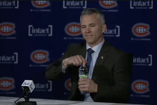 Un comportement inacceptable de Martin St-Louis en conférence de presse: le sourire de trop