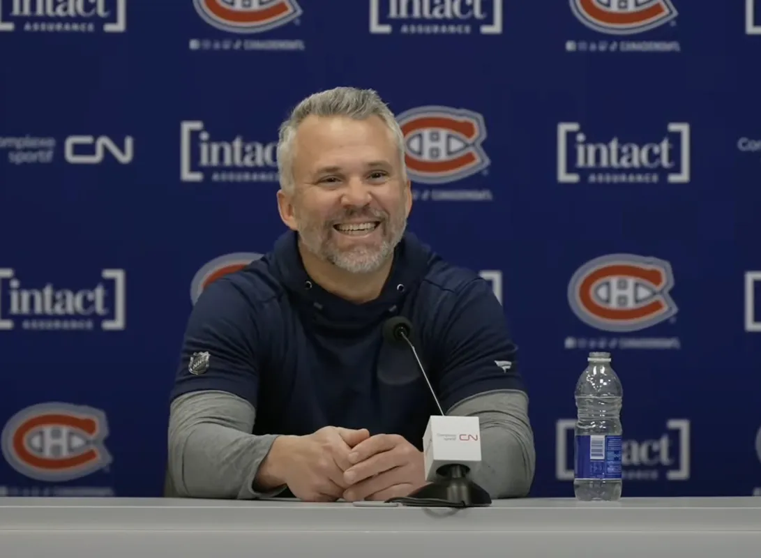 Fou rire dans la salle de presse: Martin St-Louis se moque d'un journaliste