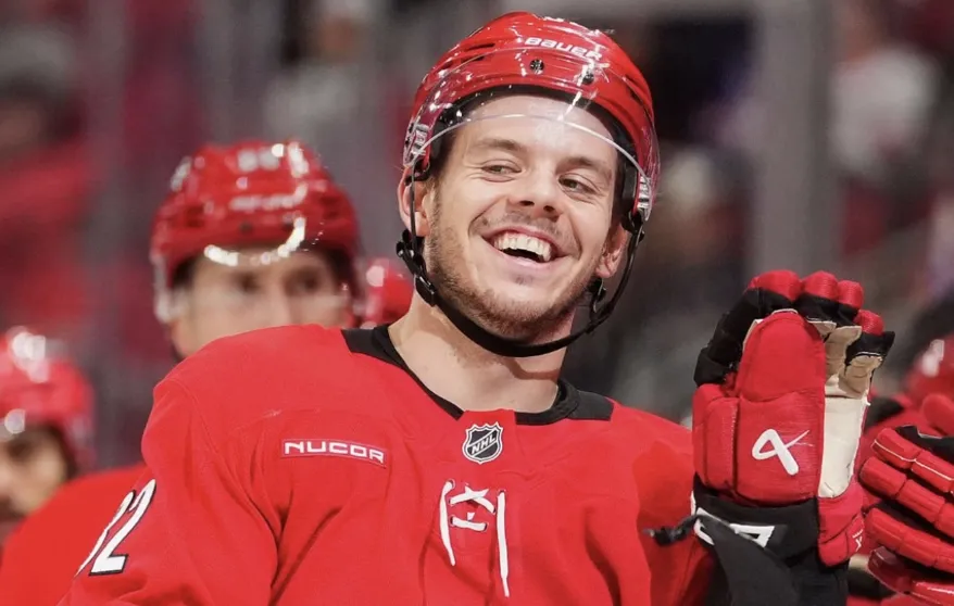 Jesperi Kotkaniemi en pleine tourmente : les Hurricanes préparent un coup d’éclat