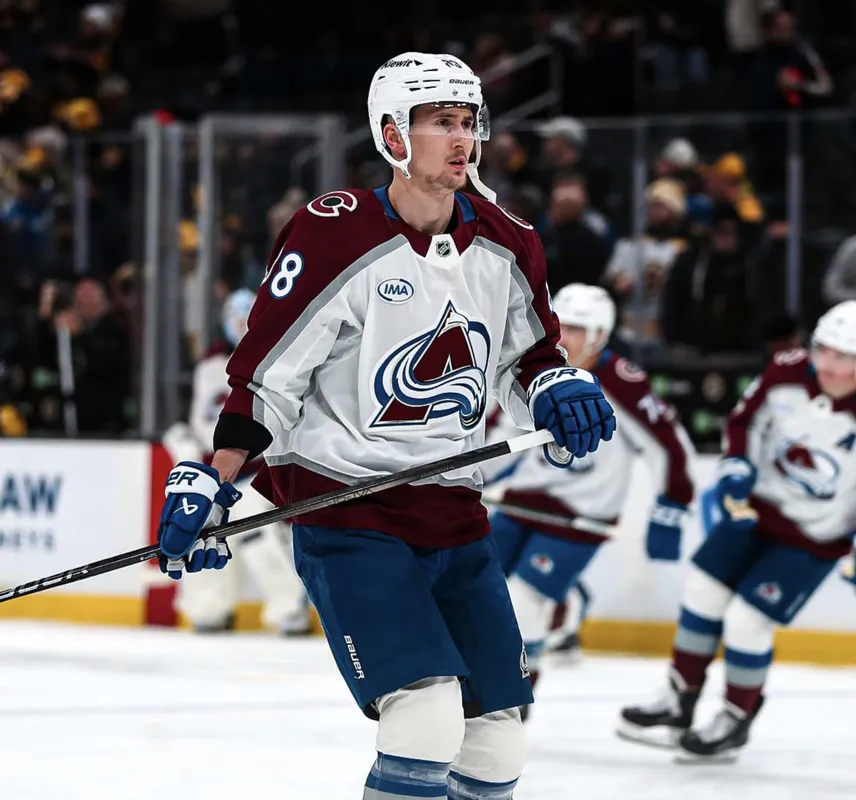 Martin Necas s'effondre lors de son premier match: Nathan MacKinnon voit rouge