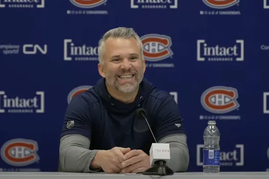 Fou rire dans la salle de presse: Martin St-Louis se moque d'un journaliste