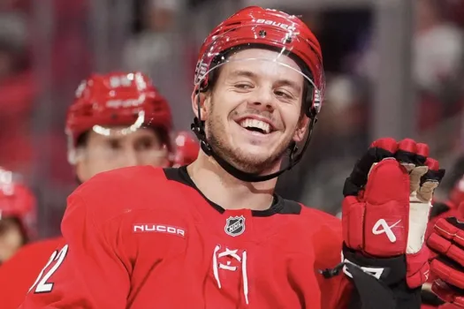 Jesperi Kotkaniemi en pleine tourmente : les Hurricanes préparent un coup d’éclat