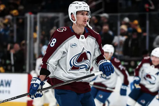 Martin Necas s'effondre lors de son premier match: Nathan MacKinnon voit rouge