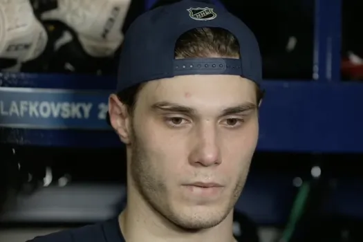 Commotion à Winnipeg: Juraj Slafkovsky remet les fans des Jets à leur place