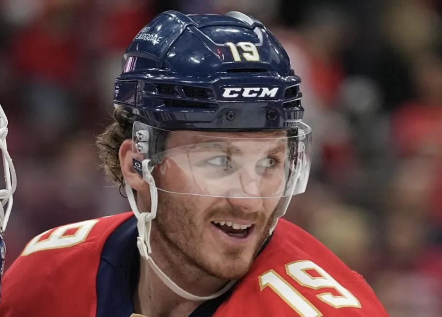 Matthew Tkachuk accompagné d’un garde du corps: Toronto veut sa tête