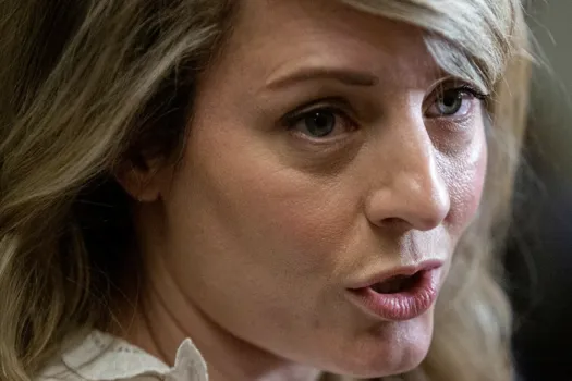 Champagne à volonté: Melanie Joly s'effondre sur le parquet d'Ottawa