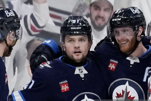 Frissons dans le dos garantis : Cole Perfetti ressuscite les Jets à 1.6 secondes de la fin