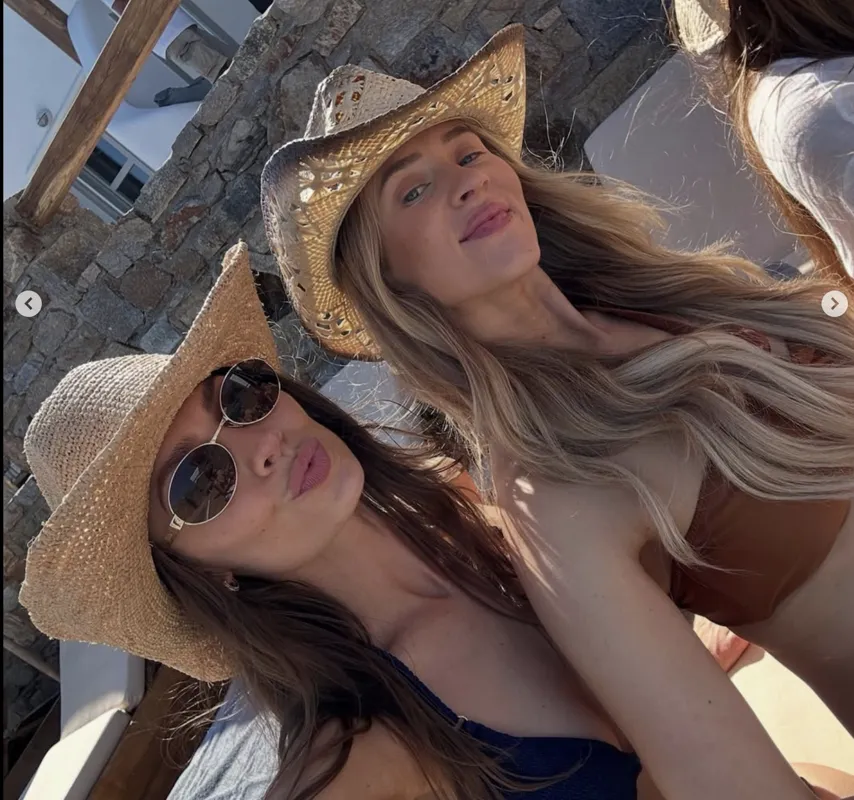 La femme de Connor McDavid perd la tête en Grèce
