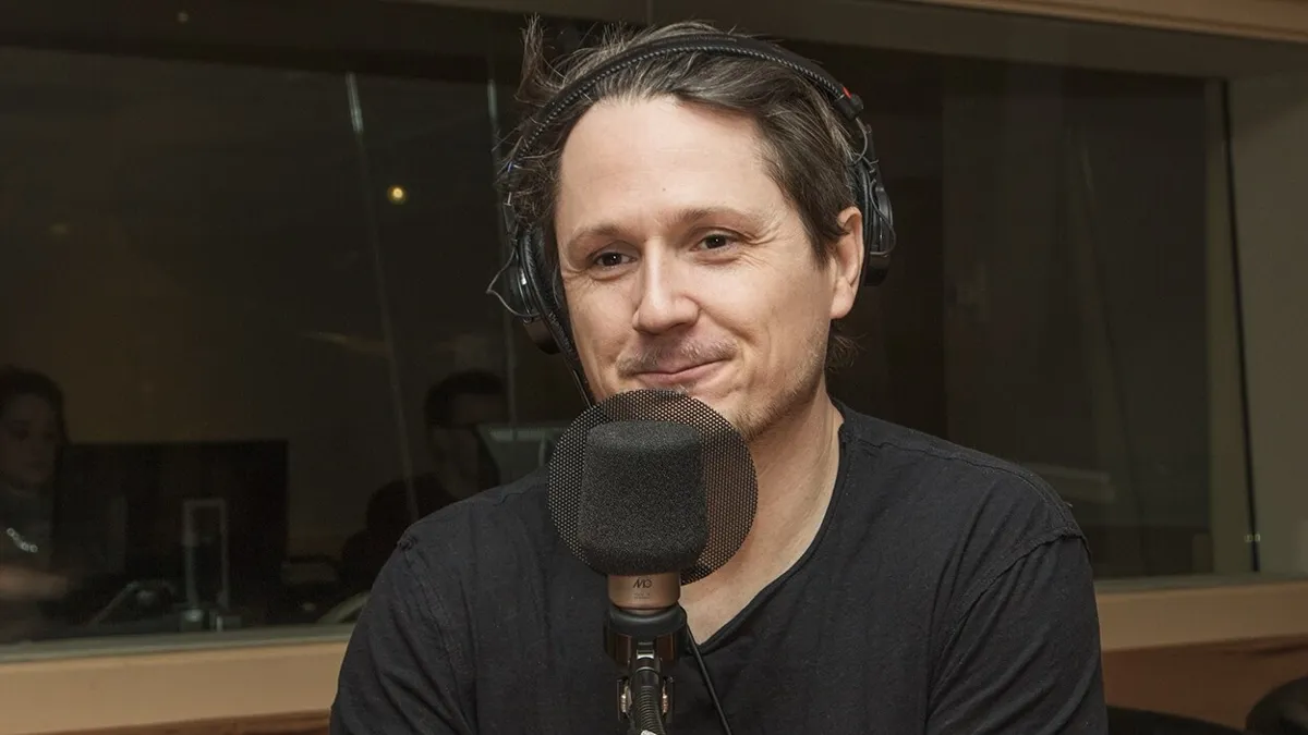 Petite fille abandonnée par sa mère: Simon-Olivier Fecteau dans l'eau chaude