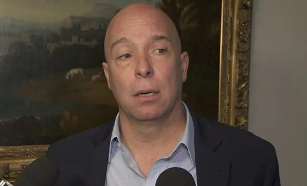 Douche froide : le plan de reconstruction de Kent Hughes menacé de s’écrouler