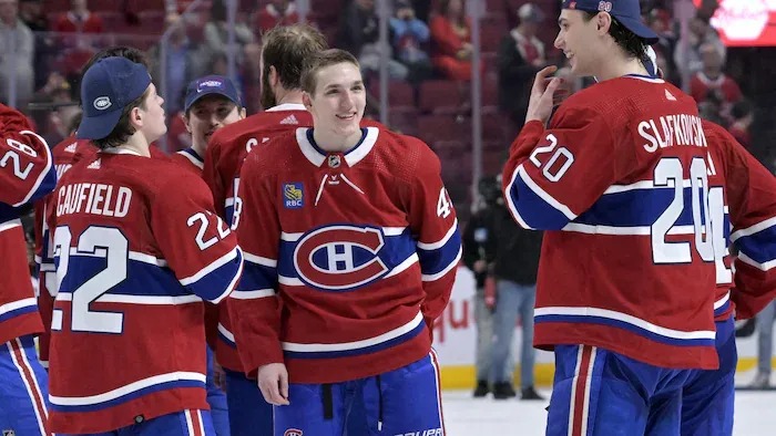 Facture salée pour Lane Hutson: Juraj Slafkovsky et Cole Caufield sans pitié