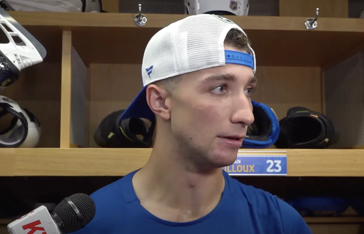 Coup de circuit à St-Louis: Logan Mailloux choque le camp d'entraînement des Blues