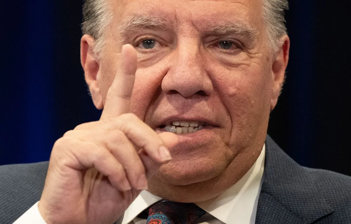 Tristesse à Québec: François Legault s’effondre sur le terrain de baseball