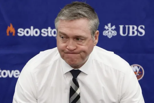 Commotion dans le vestiaire des Islanders : Patrick Roy est dans l'eau chaude