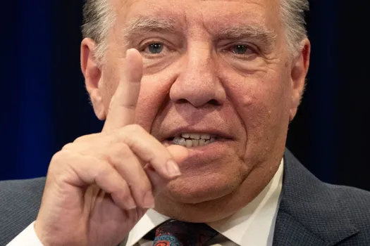 Tristesse à Québec: François Legault s’effondre sur le terrain de baseball
