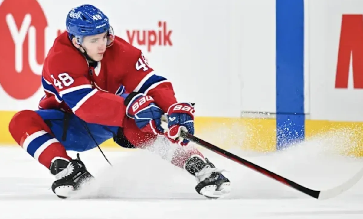 2 millions de dollars par année: Lane Hutson dans le rouge