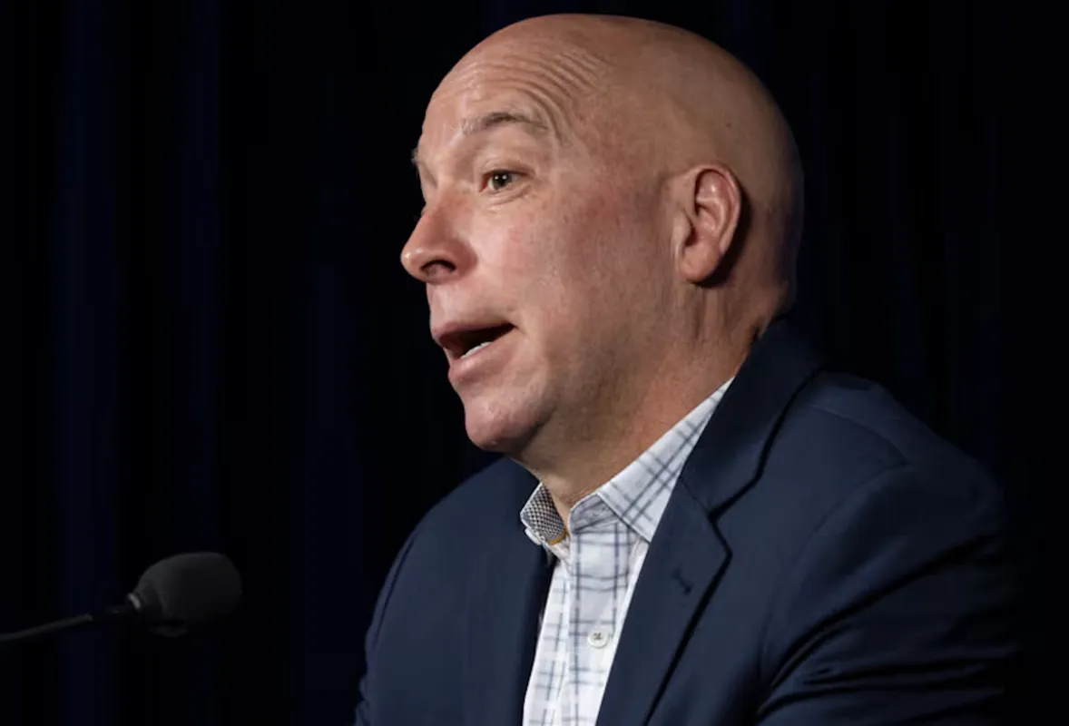 Acquisition d'un 2e centre: Kent Hughes frappe un coup de circuit