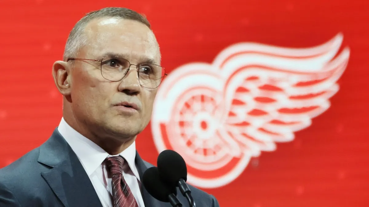 Congédiement demandé à Détroit: ça sent la fin pour Steve Yzerman