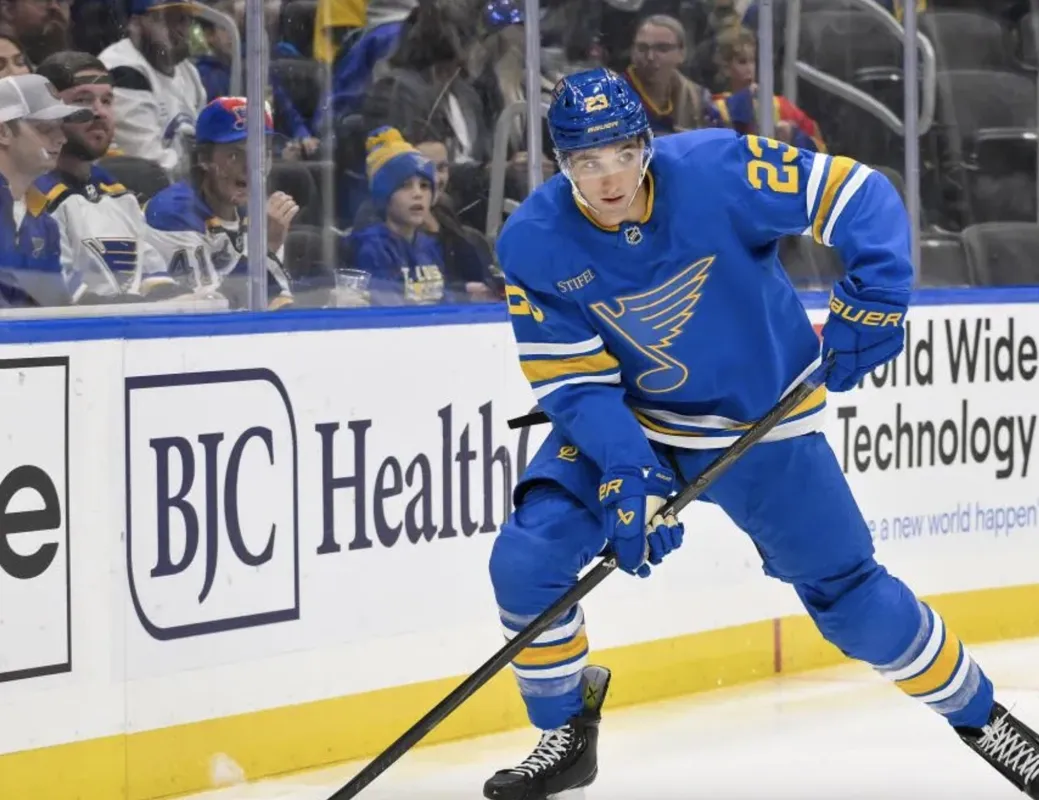 Logan Mailloux s’effondre à Calgary: commotion sur le banc