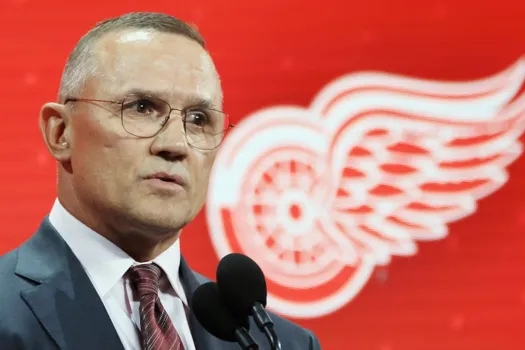Congédiement demandé à Détroit: ça sent la fin pour Steve Yzerman