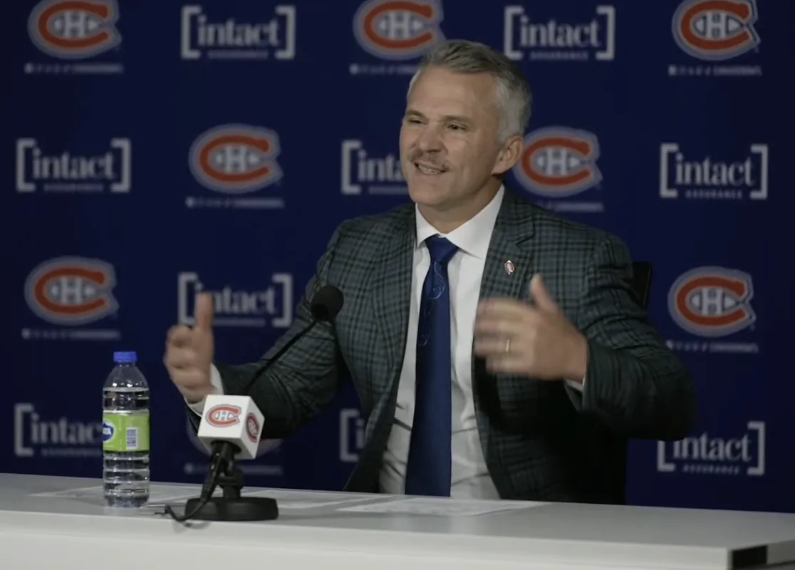 Attitude étrange: Martin St-Louis sourit après la dégelée de 7-0