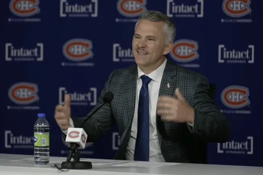 Attitude étrange: Martin St-Louis sourit après la dégelée de 7-0