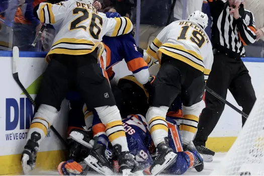 Bagarre sur la glace: Patrick Roy intervient pour Matthew Schaefer