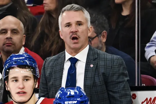 Climat lourd devant les caméras : Martin St-Louis replonge dans ses vieux réflexes de joueur