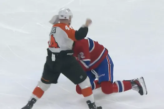 Correction au Centre Bell: Arber Xhekaj plie les genoux contre Nicolas Deslauriers